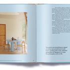 Text: "The past is not something to repeat or revive, but something to build from…"  
Auf einer Doppelseite Tisch mit 4 Stühlen.