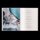 Ein Gedicht in Französisch beschreibt die Schönheit des Meeres. Links ist eine Luftaufnahme eines Pools am Meer.