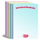 Text "Schutzbund Demokratie" oben, rotes Gebiss-Logo unten rechts. Pastellfarbene, mehrschichtige Blöcke.