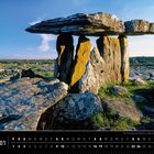Irland 01. Der Poulnabrone Dolmen im Burren Nationalpark, County Clare. Monumentale Steinformationen auf einer grünen Ebene.