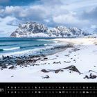 „Norwegen 01“, schneebedeckte Berge am Meer, Kalender unten, „Uttakleiv, Vestvågøy, Lofoten“ steht klein rechts.