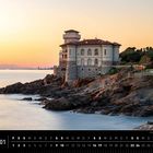 Toskana 01; Castello del Boccale bei Livorno. Küste mit Schloss auf Felsen, ruhiges Meer, Sonnenuntergang.