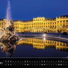 Wien 01, Schloss Schönbrunn in der blauen Stunde. Ein beleuchteter Brunnen spiegelt das gelb erleuchtete Schloss wider.