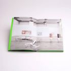 Ein aufgeschlagenes Buch zeigt einen modernen Galerieraum mit abstrakten Kunstwerken und Skulpturen. Der Buchrand ist neongrün.