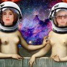 Zwei Frauen in Astronautenhelmen vor einem Weltraumhintergrund, kombiniert mit einem klassischen Gemäldestil.