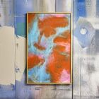 Ein hellbrauner Rahmen zeigt eine abstrakte Illustration mit überwiegend orangen und blauen Farbverläufen vor bunter Wand.