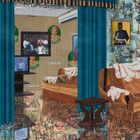 "Service to the People", "Dora Akunyili". Illustration eines Wohnzimmers mit braunen Sofas, Spitzenüberwürfen und blauen Vorhängen.