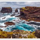 "Shetland-Inseln" steht oben. Steile Küsten mit felsigen Klippen und stürmischem, blau-grünem Meer. Dramatische Wolken.