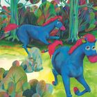 Bunte Illustration mit blauen Pferden und roten Mähnen im Wald. Ein Frosch sitzt auf einem Pferd. Lebendige, farbenfrohe Vegetation.