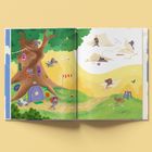 Illustration eines großen Baumes mit farbigen Türen. Tiere bauen Papierflugzeuge und spielen im Freien.