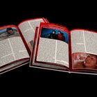 Zwei geöffnete Zeitschriften mit rotem Rand und Artikeln. Bilder zeigen Filmszenen mit Menschen in verschiedenen Situationen.