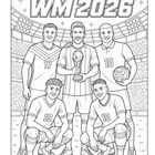 "Fußball Malbuch WM 2026" zeigt jubelnde Spieler im Stadion, einer hält einen Pokal, zwei knien, glücklich lächelnd.