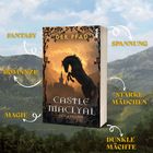 Buchcover von "Castle Maclyal" zeigt ein schwarzes Pferd mit Schloss im Hintergrund. Wörter beschreiben Genres und Themen.