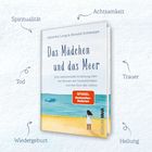 Das Bild zeigt ein Buch mit dem Titel "Das Mädchen und das Meer". Darauf ist ein Mädchen am Strand, ein Wal im Wasser, und Begriffe wie Spiritualität, Achtsamkeit und Trauer sind außen geschrieben.