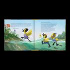 Text über Entenkinder, die schwimmen lernen. Illustrationen von drei gelben Entenkindern in bunten Badeanzügen am Wasser.