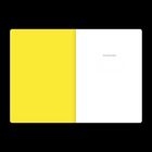 „Dieses Bulletjournal gehört“ steht oben auf einer weißen Seite mit kleinen, grauen Punkten. Links gelb, rechts weiß.