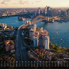 Kalender mit Monatsübersicht, darunter Stadtansicht von Sydney bei Sonnenuntergang, Harbour Bridge und Opernhaus sichtbar.