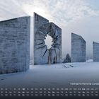 "Kadinjacha Memorial Complex - Serbien". Schnee bedeckt monumentale Betonplatten, eine davon mit einer kreisförmigen Öffnung.