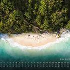„Green Bowl Beach - Bali“ und Kalenderzahlen. Oben dichter Wald, in der Mitte ein Strand mit Menschen, unten türkisfarbenes Meer.