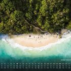 Kalender für Januar mit tropischem Strand unten. Text: "Green Bowl Beach - Bali".
