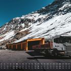 Kalenderblatt mit Januar-Daten unten. Ein Lastwagen fährt vor einer schneebedeckten Gebirgslandschaft entlang.