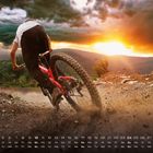 Kalendarium unten, Tage und Wochentage. Radfahrer fährt auf kurvenreicher Strecke bei Sonnenuntergang.