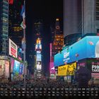Timesquare, Leuchtreklamen mit "FINDING DORY", "THE LION KING", Kalender unten, viele Menschen auf der Straße.