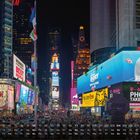 Leuchtende Werbetafeln bei Nacht mit Texten wie "Dory Now Playing" und "Best Musical". Menschenmenge auf belebter Straße.