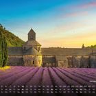 "Gordes, Provence, 1." Ein Feld mit blühendem Lavendel vor einem alten, steinernen Kloster bei Sonnenuntergang.