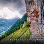 Text: "Berggasthaus Aescher-Wildkirchli" und Kalenderdaten. Ein Gasthaus an einer steilen Felswand, umgeben von Bergen.