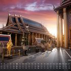 Text: "Wat Phra Kaew 1." Kalenderansicht. Majestätischer Tempel bei Sonnenuntergang, kunstvolle Verzierungen, goldene Statue.