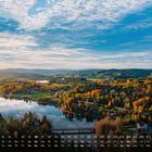 Kalenderdaten in kleinen Boxen, Ort "Härnösand" und Zahl "1". Herbstliche Landschaft mit Flüssen und bunten Bäumen.