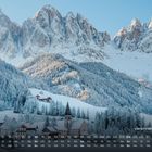 Kalender mit Datumsgittern, "Verschneite Dolomiten". Winterliche Berglandschaft mit verschneiten Tannen und Dorf.