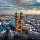 "Frauenkirche im Winter" steht in der rechten unteren Ecke. Zeigt verschneite Stadt mit Dom im Sonnenuntergang.