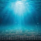 Kalender mit Daten und Wochentagen unten, tiefblaues Unterwasser mit Lichtstrahlen und Luftblasen.