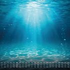 Kalender mit Zahlenreihe 1–31 und Wochentagen. Unterwasseransicht mit Sonnenstrahlen und Luftblasen im blauen Wasser.