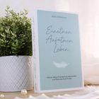 Ein Buch mit dem Titel „Einatmen. Aufatmen. Leben.“ von Jess Connolly. Es steht neben einer Pflanze auf einem Tisch.