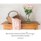 Wenn wir beten, rechnen wir mit Gottes Fürsorge. Zitat von Christine Caine. Korb, Schal, Vase mit rosa Rosen.
