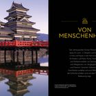 Text: "VON MENSCHENHAND". Beschreibung von japanischer Architektur und ihrer Bedeutung. Bild: Japanisches Schloss mit roter Brücke.