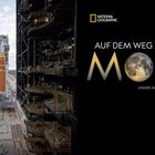 AUF DEM WEG ZUM MOND. Eine Rakete im Hangar, seitliche schwarze Fläche mit National Geographic-Logo.