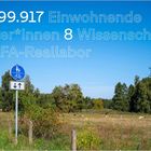 6 Kommunen, 99.917 Einwohnende, 9 Bürgermeister*innen, 8 Wissenschaftler*innen, 6 Jahre NUDAFA-Reallabor. Radweg vorbei an Wiese.
