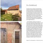 Ein Zufallsfund. Text über eine alte Scheune und das angrenzende Wohngebiet. Bilder zeigen vernachlässigte Gebäude mit Rissen.