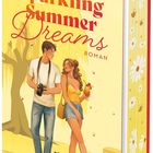 Schriftzug: "HARPER GRAHAM - Sparkling Summer Dreams - ROMAN." Ein Paar, sie mit Cocktail, er mit Kamera, neben einem Baum mit Dackel.