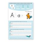 "Aa A wie Abenteuer." Übungsblatt mit Buchstabe A, Ausmal-, und Schreibübungen. Illustration von Maus mit Koffer.