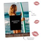 „ZENSIERTER INHALT“; „mit sexy Girls“; „übersichtliches Kalendarium“; „August“. Frau mit Surfbrett am Strand.