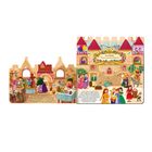 Text: "Das wimmelige Märchenschloss." Eine bunte Burg mit märchenhaften Figuren in fröhlicher Atmosphäre.