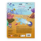 "Unter Wasser. Mit der Taschenlampe überraschende Unterwasserwelten entdecken." Illustration: Meeresszene mit Tieren und Taschenlampe.