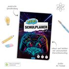 "Mein wissenswert organisierter Wochen-Schulplaner 2026/27" auf Cover mit Gaming-Controller. Illustration mit Farben.
