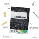 "DER SCHULPLANER 2026/27", daneben kindlich gezeichnete Schulsymbole und Beschreibungen wie "praktische Spiralbindung".