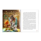 Ein Rentier steht mit einem Mädchen und einer weißen Katze vor einem festlich geschmückten Hintergrund.